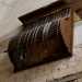 ...interrotto da due graziosi matronei in legno